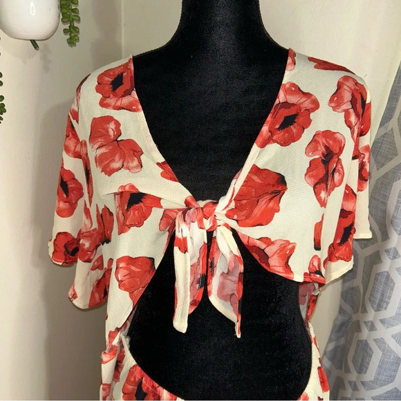 Monki relaxed romper with tie front and frill sleeves in poppy print - Picture 3 of 9